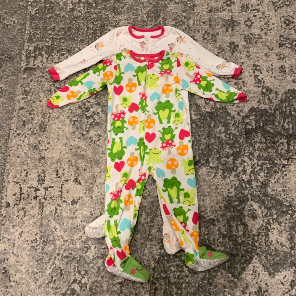 2 Pair of Carter’s Footie pajamas 3T